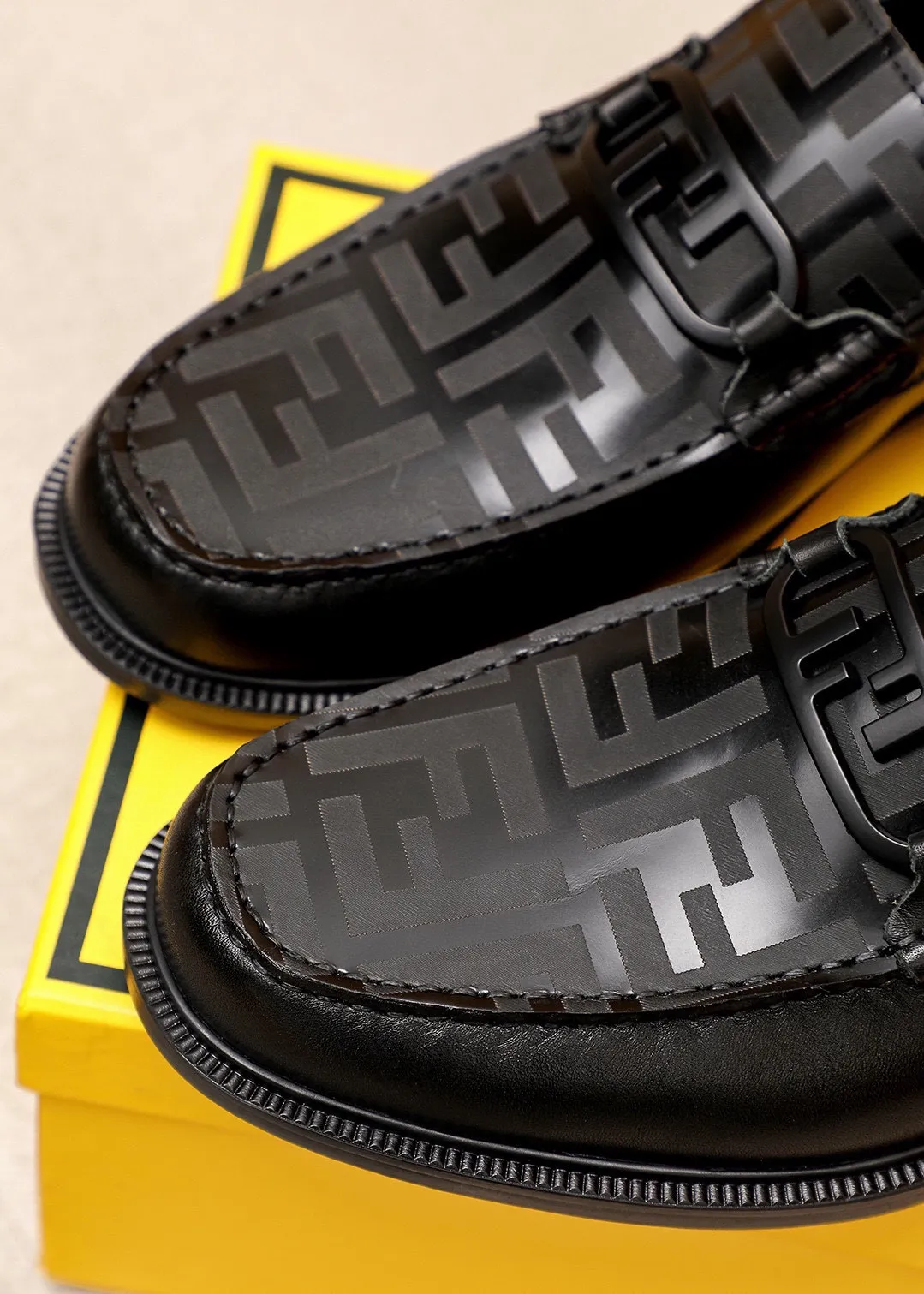 Men's shoes 💰460 💐 Product trademark: FENDI [Fendi] casual leather shoes Regular size: 38-44 (45🉑️customized) Product materials: Selected imported first-layer open-edge beaded cowhide leather upper + luxury hardware buckle, imported cowhide lining. Strong three-dimensional visual effect, rubber outsole Color: 1⃣️color optional